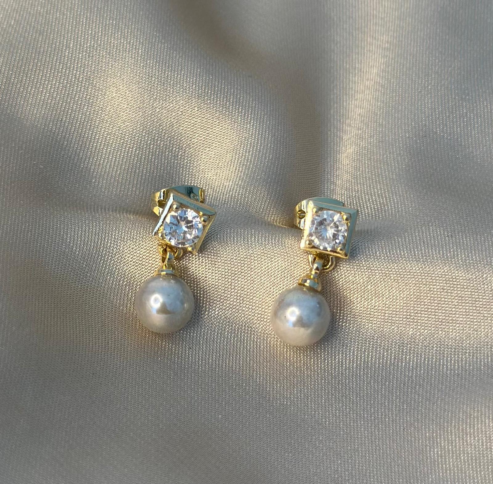 Velora Pearl Earrings